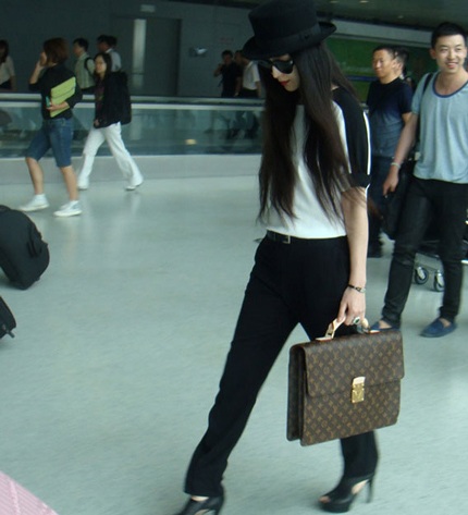 Nữ diễn viên Trung Quốc đang xem lại những bức ảnh chân dung do người trợ lý thực hiện.