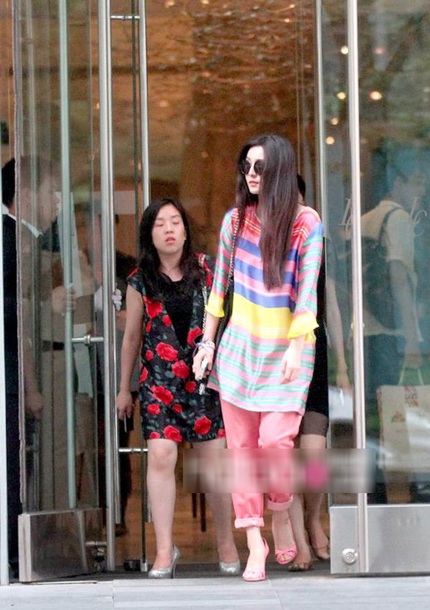 Nữ diễn viên Trung Quốc đang xem lại những bức ảnh chân dung do người trợ lý thực hiện.