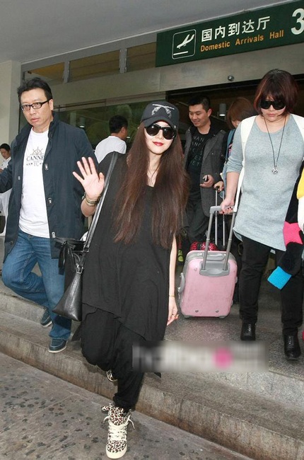 Nữ diễn viên Trung Quốc đang xem lại những bức ảnh chân dung do người trợ lý thực hiện.