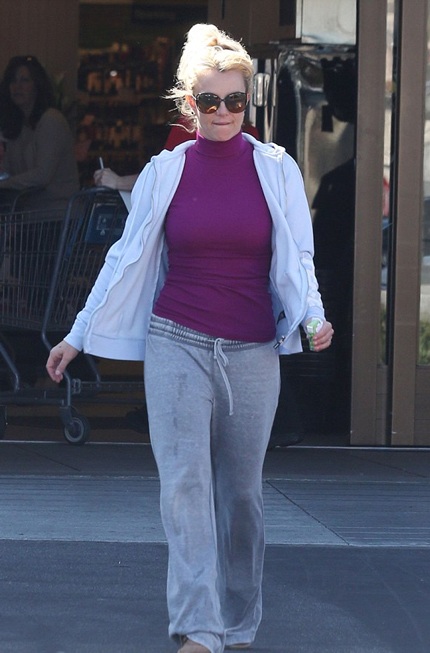 “Công chúa nhạc Pop” mặc quần bẩn ra đường - 1 “Công chúa nhạc Pop” mặc quần bẩn ra đường