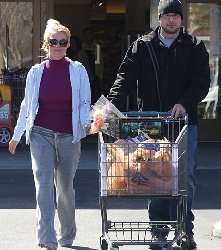 “Công chúa nhạc Pop” mặc quần bẩn ra đường - 2 “Công chúa nhạc Pop” mặc quần bẩn ra đường