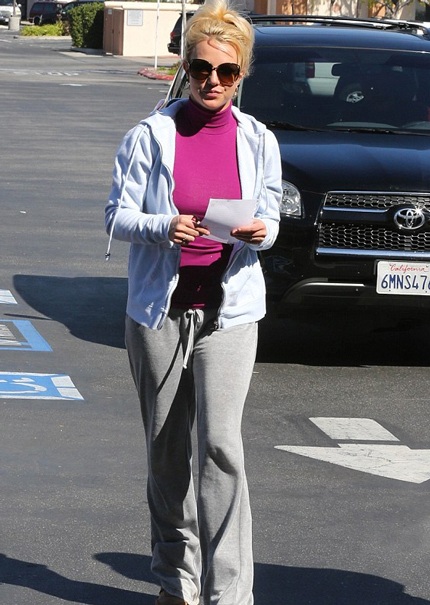 “Công chúa nhạc Pop” mặc quần bẩn ra đường - 4 “Công chúa nhạc Pop” mặc quần bẩn ra đường