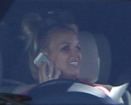 “Công chúa nhạc Pop” mặc quần bẩn ra đường - 5 “Công chúa nhạc Pop” mặc quần bẩn ra đường