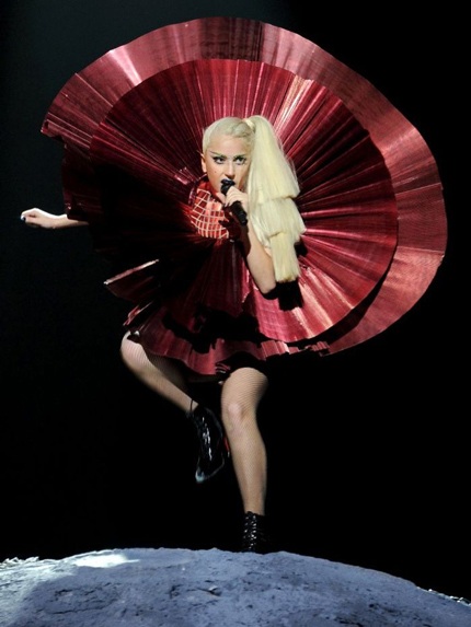 Lady Gaga buộc phải hủy tour diễn vì phẫu thuật - 1 Lady Gaga hủy tour diễn vì phẫu thuật