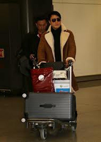 Lê Minh vừa đi nghỉ ở châu Âu, anh vừa trở về Hồng Kông tối qua 17/2.