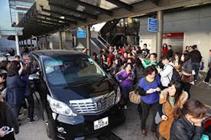 Một fan hâm mộ bám theo Lê Minh và tặng phong bao lì xì cho anh nhân dịp đầu năm mới.