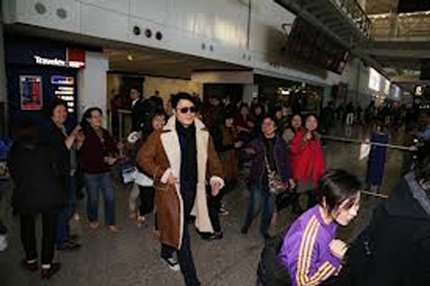 Lê Minh vừa đi nghỉ ở châu Âu, anh vừa trở về Hồng Kông tối qua 17/2.