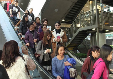 Một fan hâm mộ bám theo Lê Minh và tặng phong bao lì xì cho anh nhân dịp đầu năm mới.