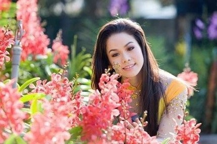 Cũng may, Hà chỉ diễn có đêm đó, đến mùng 1 là đã bay về Việt