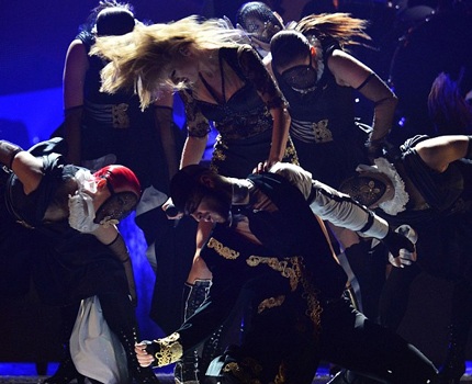 Cô trình diễn khúc