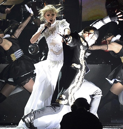 Cô trình diễn khúc