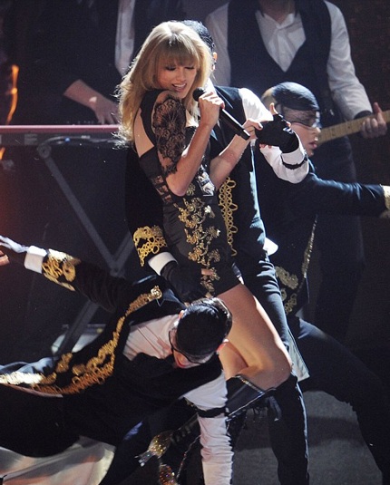 So với phần diễn ca khúc mới