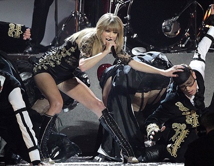 So với phần diễn ca khúc mới