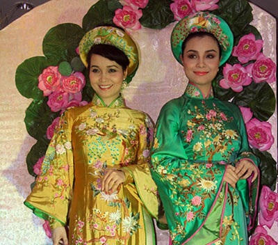 Các cặp chị em ấn tượng của làng thời trang Việt - 5 Chị em Hạ Vy và Vy Hạnh chụp ảnh cùng Ngọc Trinh