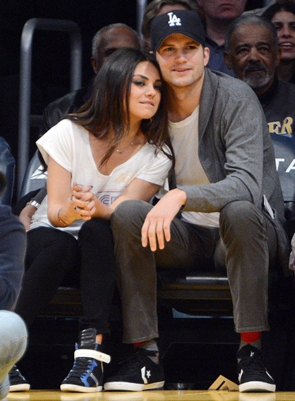 Mila Kunis và Ashton Kutcher hạnh phúc bên nhau, hai người cùng đi xem một trận đấu hồi tháng 2 này