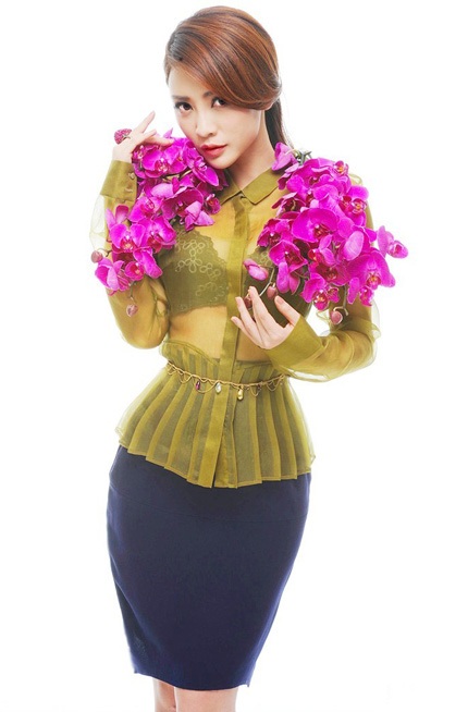 Liễu Nham khoe sắc bên hoa - 1 Vy Vy