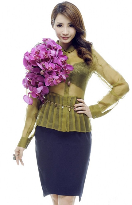 Liễu Nham khoe sắc bên hoa - 4 Vy Vy