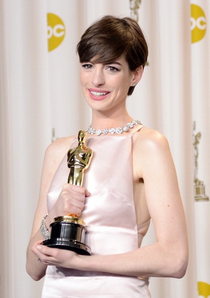 Anne Hathaway khoe tượng vàng Oscar dành cho Nữ diễn viên phụ xuất sắc nhất