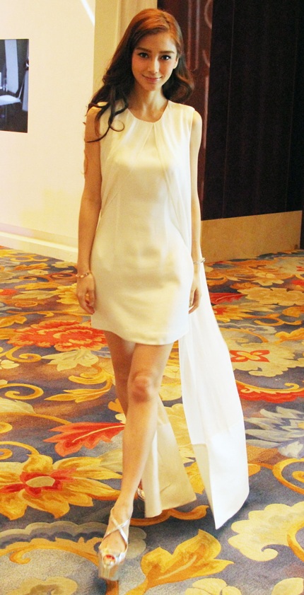 Angela Baby hi vọng, năm 2013, thành công và may mắn sẽ tiếp tục mỉm cười với cô.