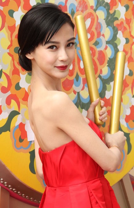 Bờ vai siêu nhỏ của Angela Baby