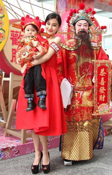 Bờ vai siêu nhỏ của Angela Baby