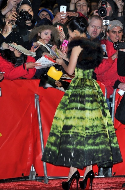 Cô nhận được sự quan tâm đặc biệt của báo giới, ngôi sao xinh đẹp của Trung Quốc đang ký tặng fan.