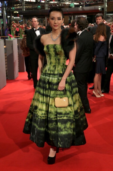 Cô nhận được sự quan tâm đặc biệt của báo giới, ngôi sao xinh đẹp của Trung Quốc đang ký tặng fan.