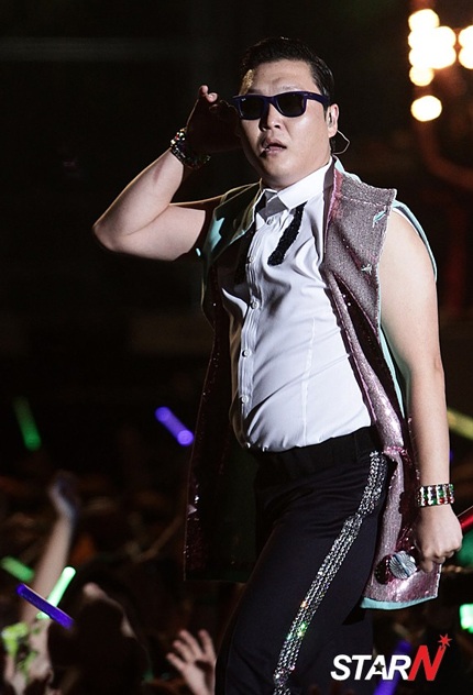 Fan bỏ 30 triệu mua lại kính “Gangnam Style” - 1 Psy và chiếc kính râm “bất ly thân” mỗi lần biểu diễn