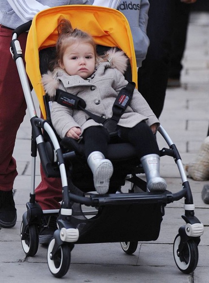 Xuất hiện trên đường phố, cô nhóc còn tỏa sáng hơn cả bà mẹ nổi tiếng của mình.