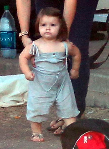 Xuất hiện trên đường phố, cô nhóc còn tỏa sáng hơn cả bà mẹ nổi tiếng của mình.