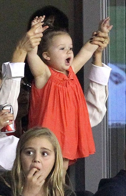 Cô nhóc theo mẹ và các anh tới một buổi thi đấu của bố để cổ vũ.