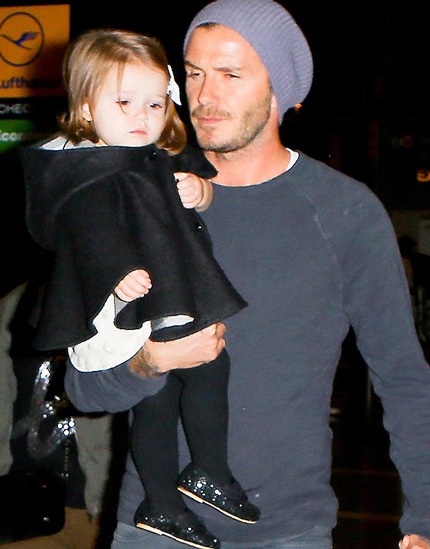 Cô nhóc theo mẹ và các anh tới một buổi thi đấu của bố để cổ vũ.