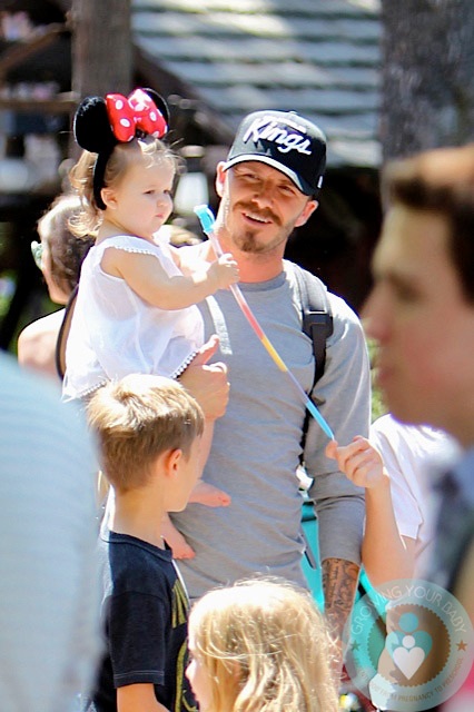 Cô nhóc theo mẹ và các anh tới một buổi thi đấu của bố để cổ vũ.