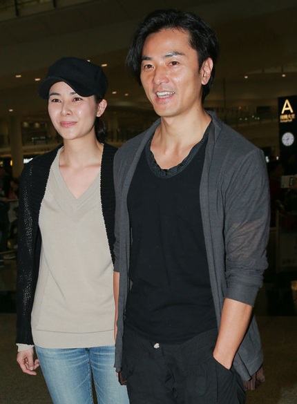 Trịnh Y Kiện và vợ bị paparazi “tóm” sau đám cưới bí mật