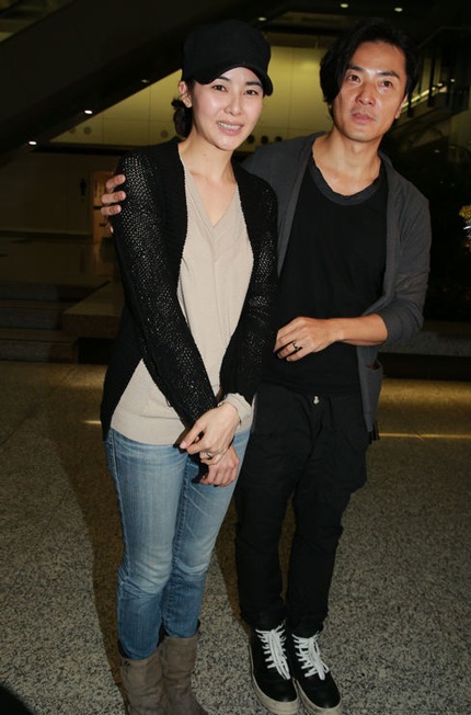 Trịnh Y Kiện và vợ bị paparazi “tóm” sau đám cưới bí mật