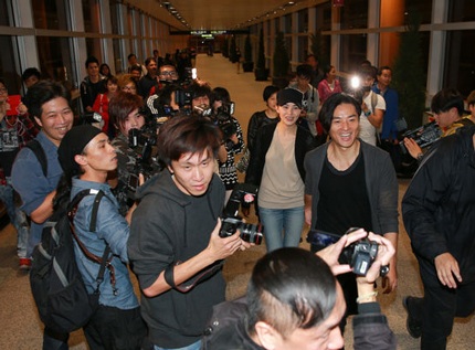 Trịnh Y Kiện và vợ bị paparazi “tóm” sau đám cưới bí mật