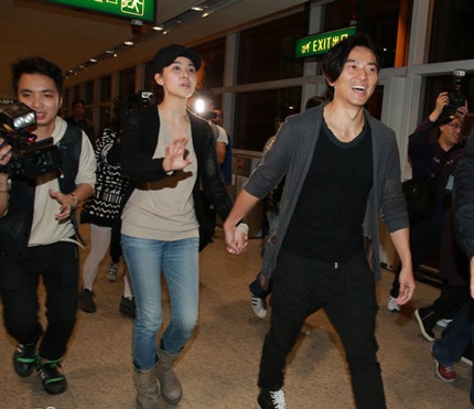 Mông Gia Tuệ hạnh phúc và xúc động tới rơi nước mắt khi khoe chiếc nhẫn cưới của cô.