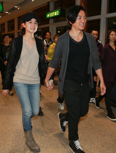 Mông Gia Tuệ hạnh phúc và xúc động tới rơi nước mắt khi khoe chiếc nhẫn cưới của cô.