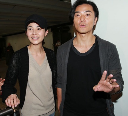 Mông Gia Tuệ hạnh phúc và xúc động tới rơi nước mắt khi khoe chiếc nhẫn cưới của cô.