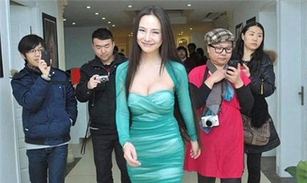 Gan Lulu đến dự cùng mẹ ruột (mặc áo đỏ)