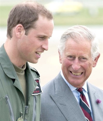 Hoàng tử Harry nhận huân chương từ chính cha ruột - thái tử Charles