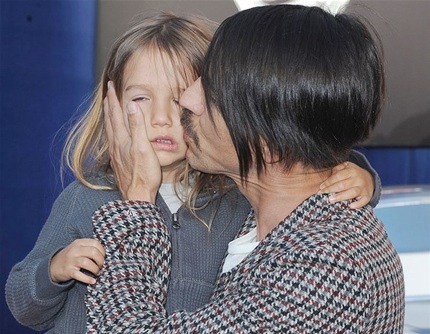 Anthony Kiedis khoe cậu con trai đáng yêu Everly Bear tại buổi ra mắt phim của anh