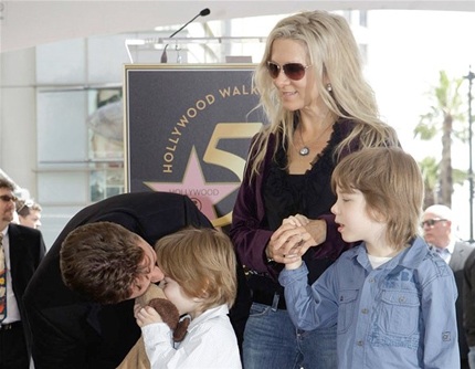 Anthony Kiedis khoe cậu con trai đáng yêu Everly Bear tại buổi ra mắt phim của anh