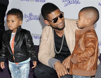 Nữ ca sĩ da màu Usher cúi xuống nói chuyện với con trai Usher Raymond V và Naviyd.