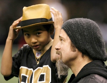 “Ông Smith” Brad Pitt và cậu con trai cả Maddox Jolie-Pitt tới xem một trận bóng đá.