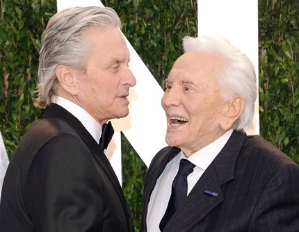 Michael Douglas và cha ruột Kirk vui vẻ trò chuyện trên thảm đỏ
