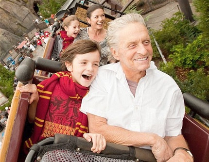 Michael Douglas và cha ruột Kirk vui vẻ trò chuyện trên thảm đỏ