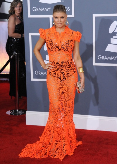 Fergie diện váy xuyên thấu màu cam tại lễ trao giải Grammy năm 2012