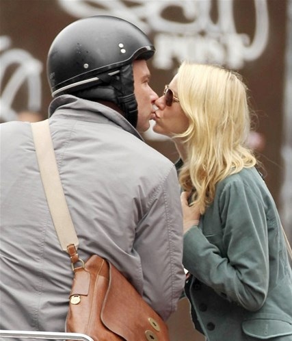 Những nụ hôn nóng bỏng của các ngôi sao