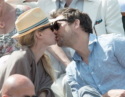 Những nụ hôn nóng bỏng của các ngôi sao